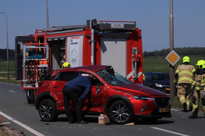 Grote ravage na botsing tussen bestelwagen en personenwagen