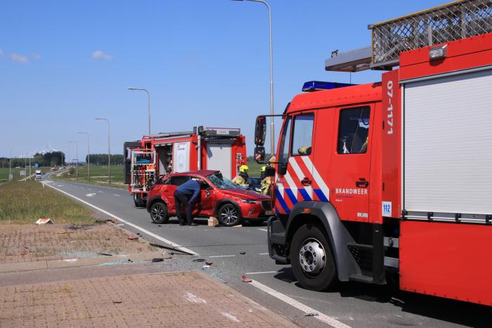 Grote ravage na botsing tussen bestelwagen en personenwagen