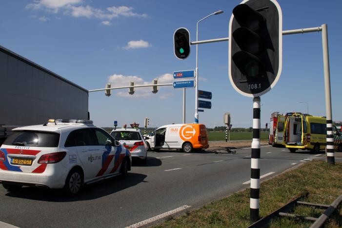 Grote ravage na botsing tussen bestelwagen en personenwagen