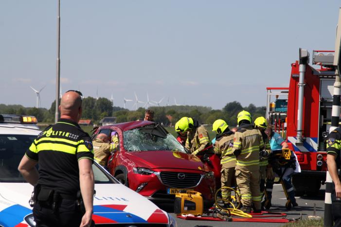 Grote ravage na botsing tussen bestelwagen en personenwagen