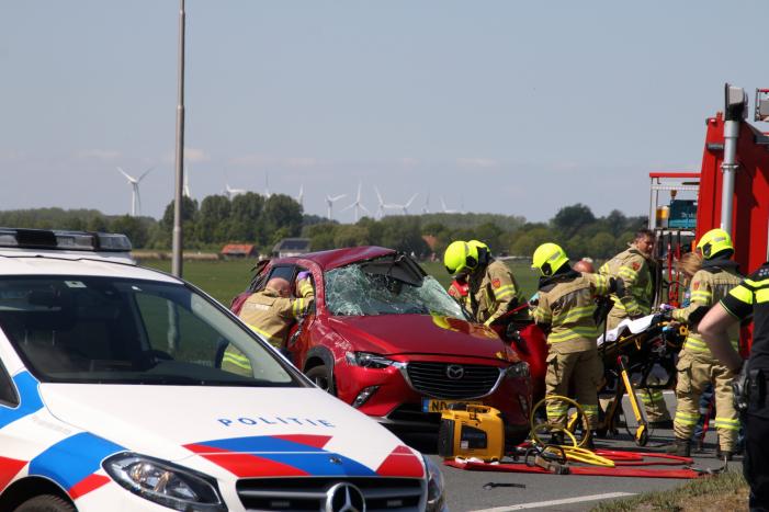 Grote ravage na botsing tussen bestelwagen en personenwagen