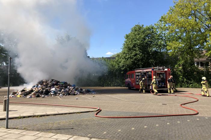 Restafval vliegt in brand in vuilniswagen