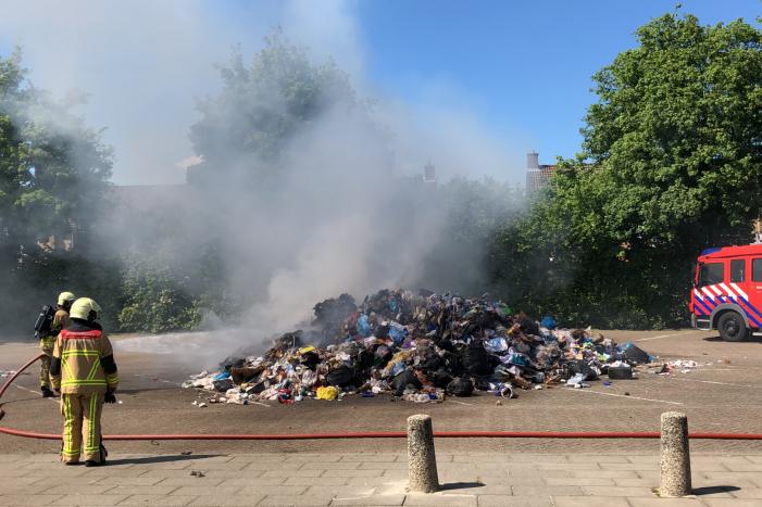 Restafval vliegt in brand in vuilniswagen