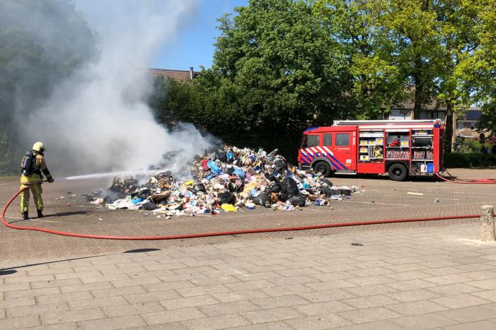 Restafval vliegt in brand in vuilniswagen