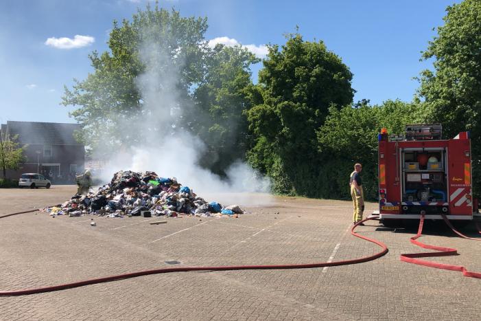 Restafval vliegt in brand in vuilniswagen