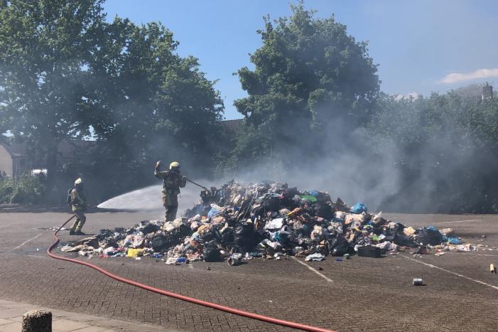 Restafval vliegt in brand in vuilniswagen