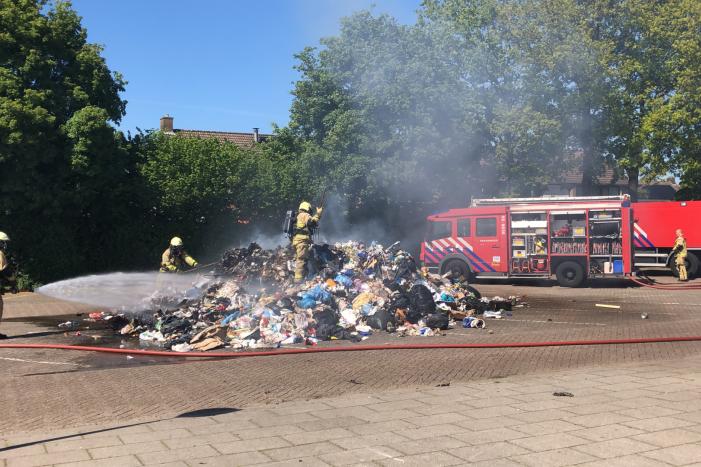 Restafval vliegt in brand in vuilniswagen