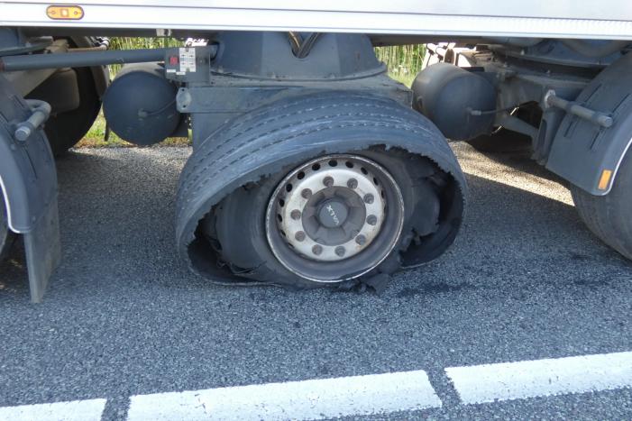 File na vrachtwagen met klapband