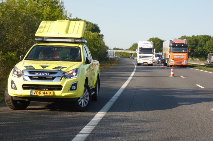 File na vrachtwagen met klapband