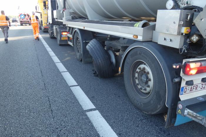 File na vrachtwagen met klapband