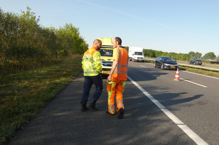 File na vrachtwagen met klapband