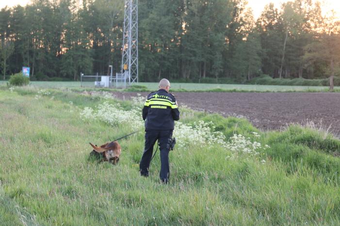 Vluchtende automobilist dumpt 13.500 euro in weiland