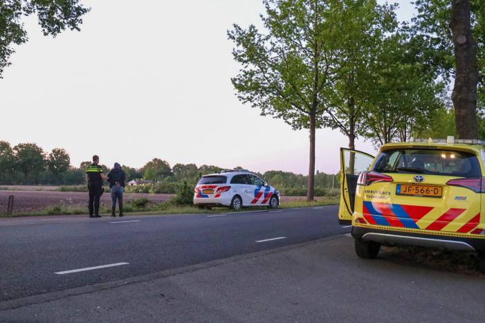 Vluchtende automobilist dumpt 13.500 euro in weiland
