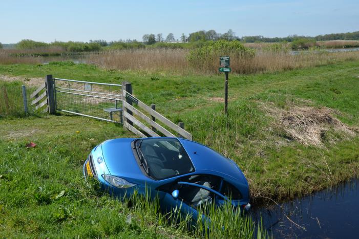 Auto's frontaal op elkaar, persoon gewond