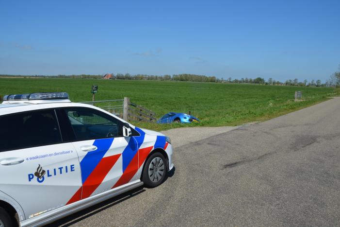 Auto's frontaal op elkaar, persoon gewond