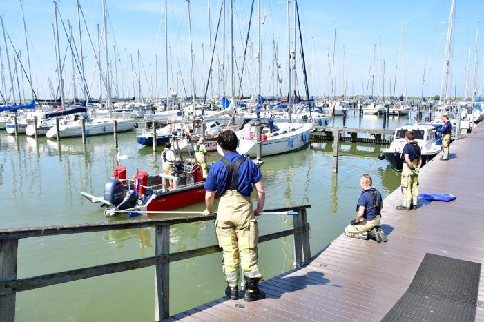 Zwaan raakt vast in visdraad bij Jachthaven Lelystad