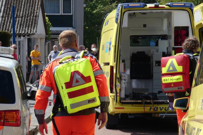 Man ernstig gewond op straat
