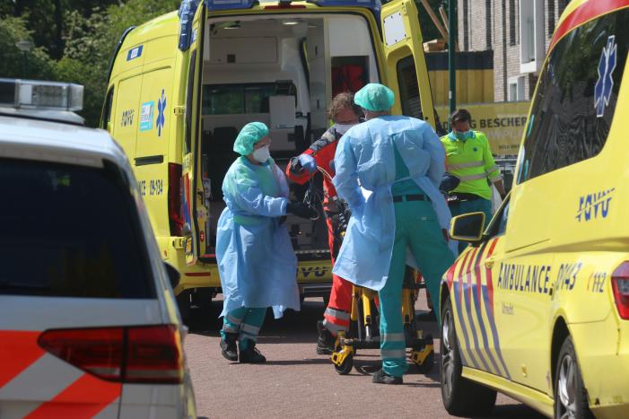 Man ernstig gewond op straat