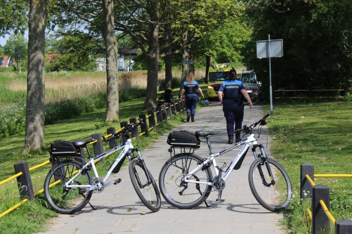 Twee fietsers botsen op fietspad