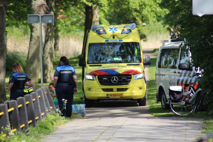 Twee fietsers botsen op fietspad