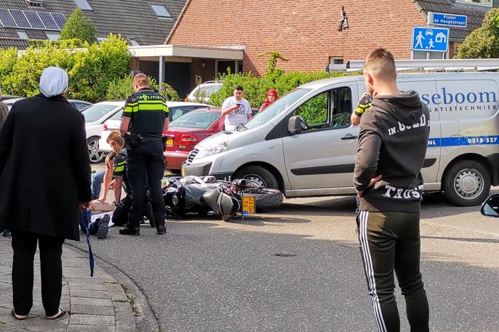 Motorrijder gewond na aanrijding met bestelbus