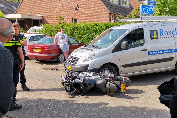 Motorrijder gewond na aanrijding met bestelbus