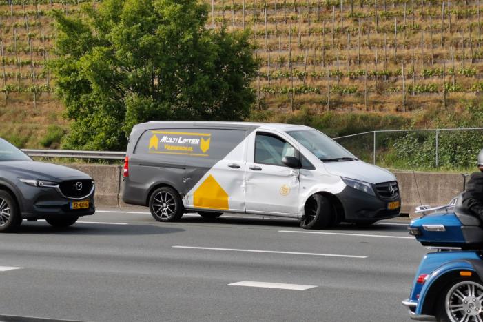 Veel schade bij aanrijding op snelweg
