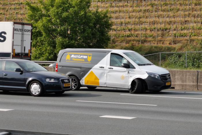 Veel schade bij aanrijding op snelweg