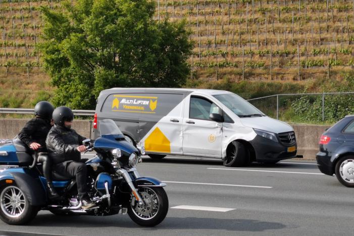 Veel schade bij aanrijding op snelweg