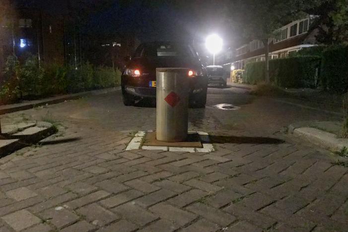 Automobilist botst tegen paal