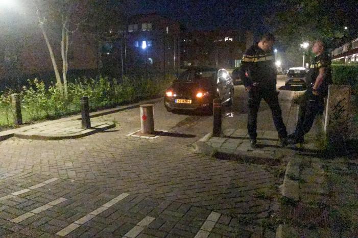 Automobilist botst tegen paal