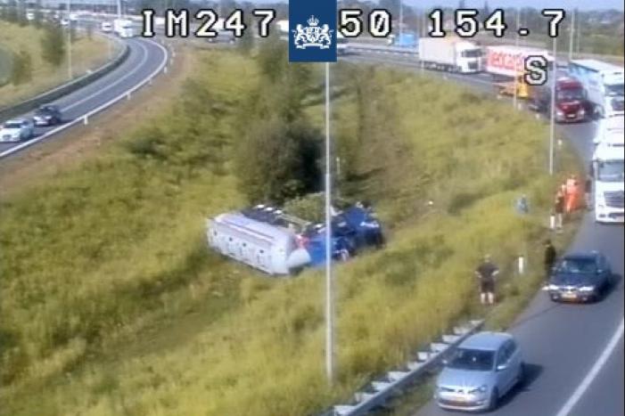 Vrachtwagen met bulktrailer gekanteld in middenberm knooppunt Valburg