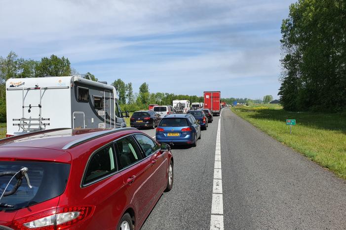 Grote brand in vrachtwagen op A6, snelweg dicht