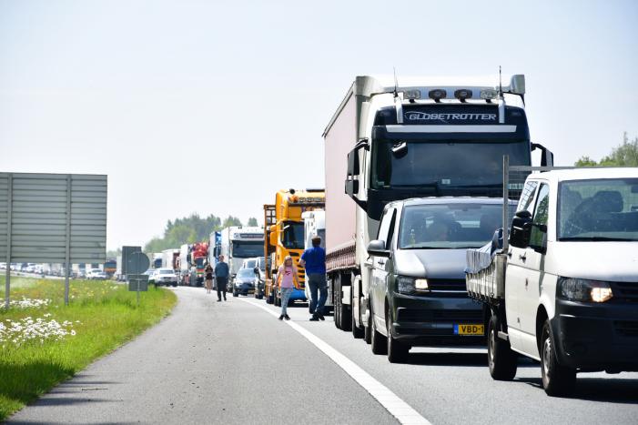 Grote brand in vrachtwagen op A6, snelweg dicht