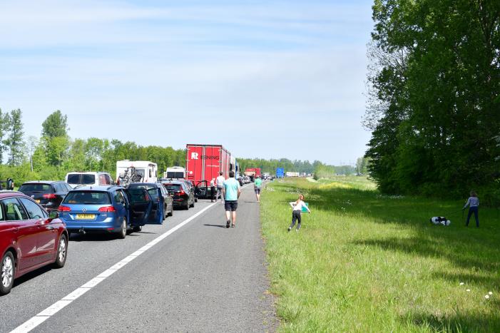 Grote brand in vrachtwagen op A6, snelweg dicht