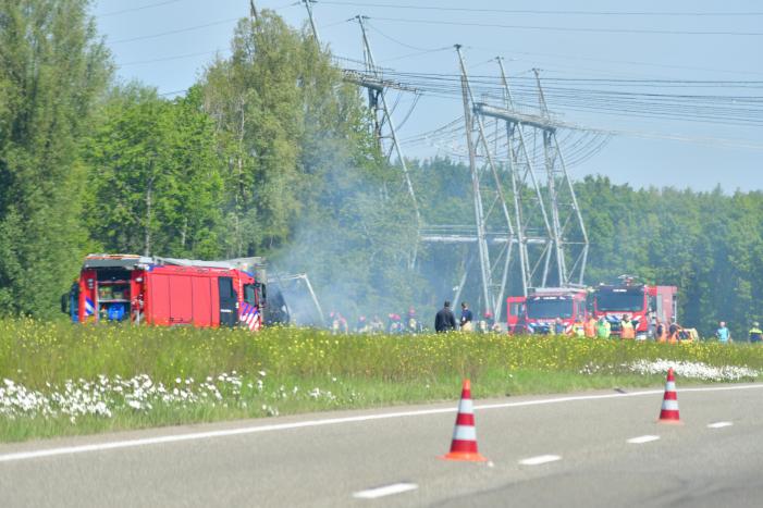 Grote brand in vrachtwagen op A6, snelweg dicht