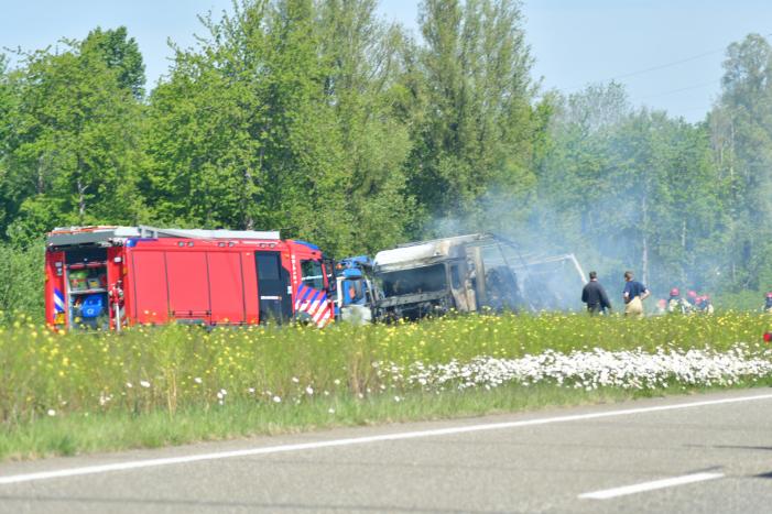 Grote brand in vrachtwagen op A6, snelweg dicht