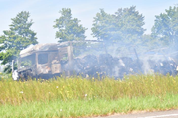Grote brand in vrachtwagen op A6, snelweg dicht