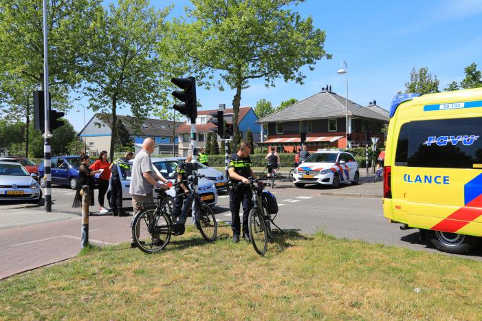 Vrouw op e-bike rijdt door rood en wordt aangereden