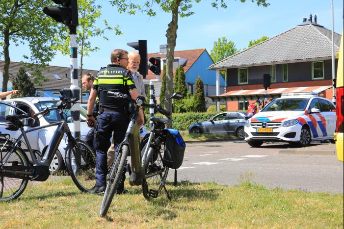 Vrouw op e-bike rijdt door rood en wordt aangereden