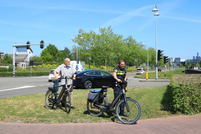 Vrouw op e-bike rijdt door rood en wordt aangereden