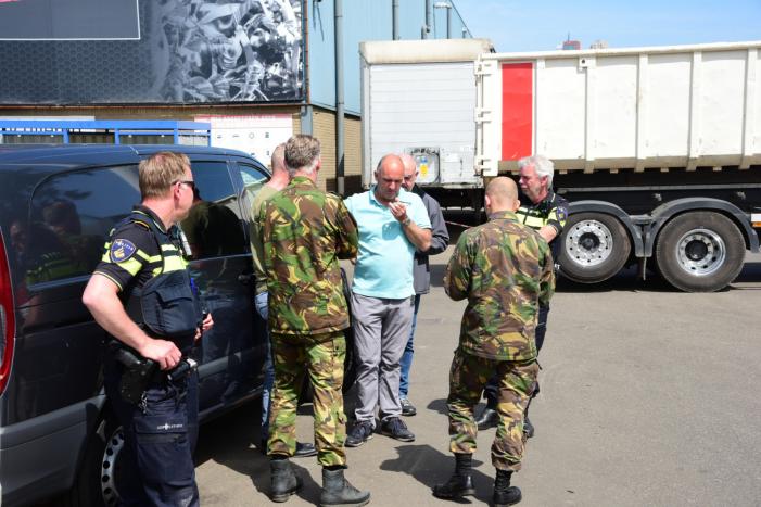 Mogelijk handgranaat in auto aangetroffen op bedrijfsterrein