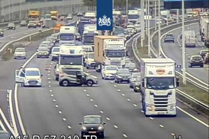 Drie rijstroken dicht na ongeval met vrachtwagen op knooppunt Vaanplein