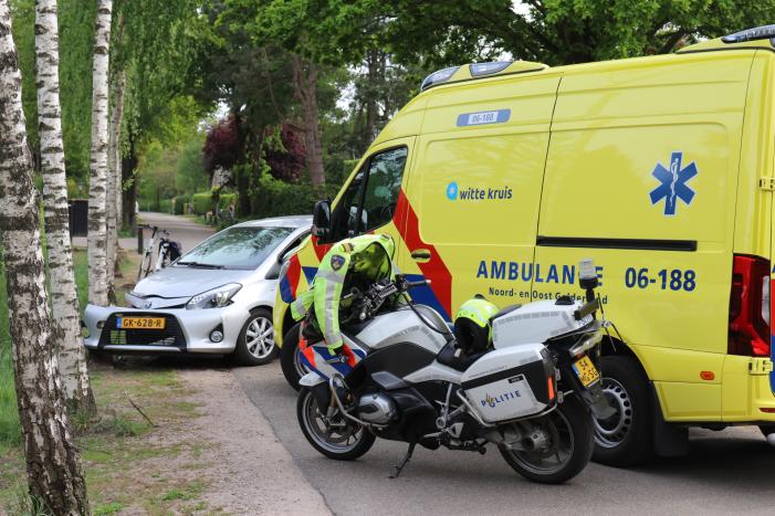 Auto rijdt tegen boom