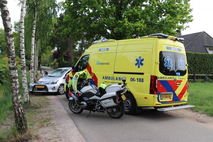 Auto rijdt tegen boom