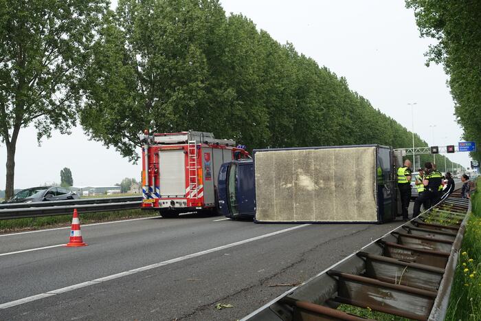 Bestelbus belandt op zijn kant, vrachtwagen ramt vangrail