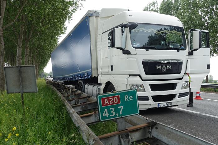 Bestelbus belandt op zijn kant, vrachtwagen ramt vangrail