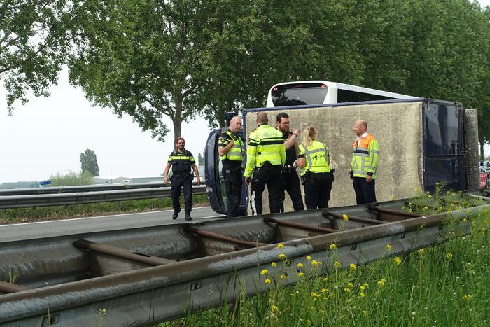 Bestelbus belandt op zijn kant, vrachtwagen ramt vangrail