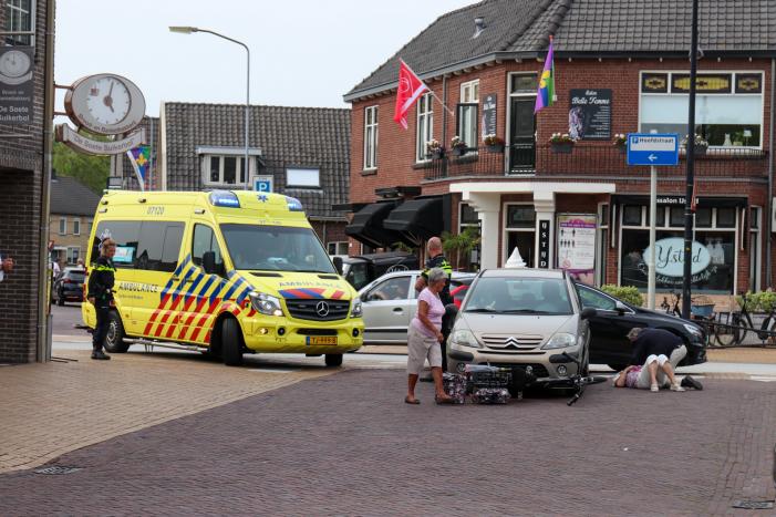 Fietsster gewond na aanrijding met auto