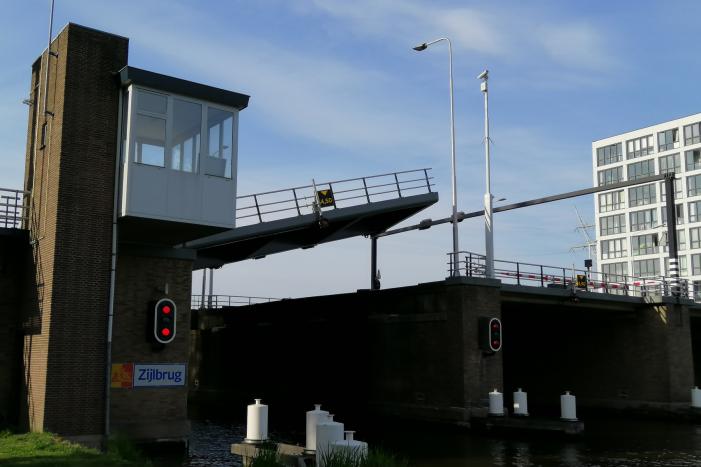 Zijlbrug in storing, flinke verkeershinder